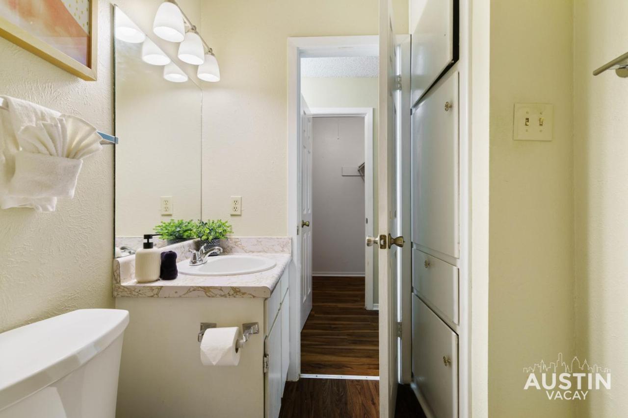 Spacious Atx Apt With Private Deck And All Essentials オースティン エクステリア 写真